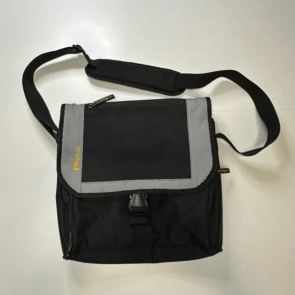 Targus Tablet or Small Laptop‎ Messenger Shoulder & Hand Carry Bag College Ready